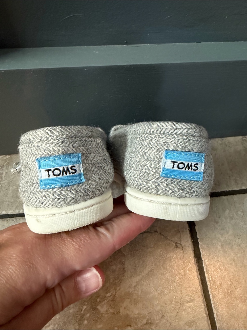 TOMS Kids Light Gray Knit Slip-On Slippers - Picture 5 of 9